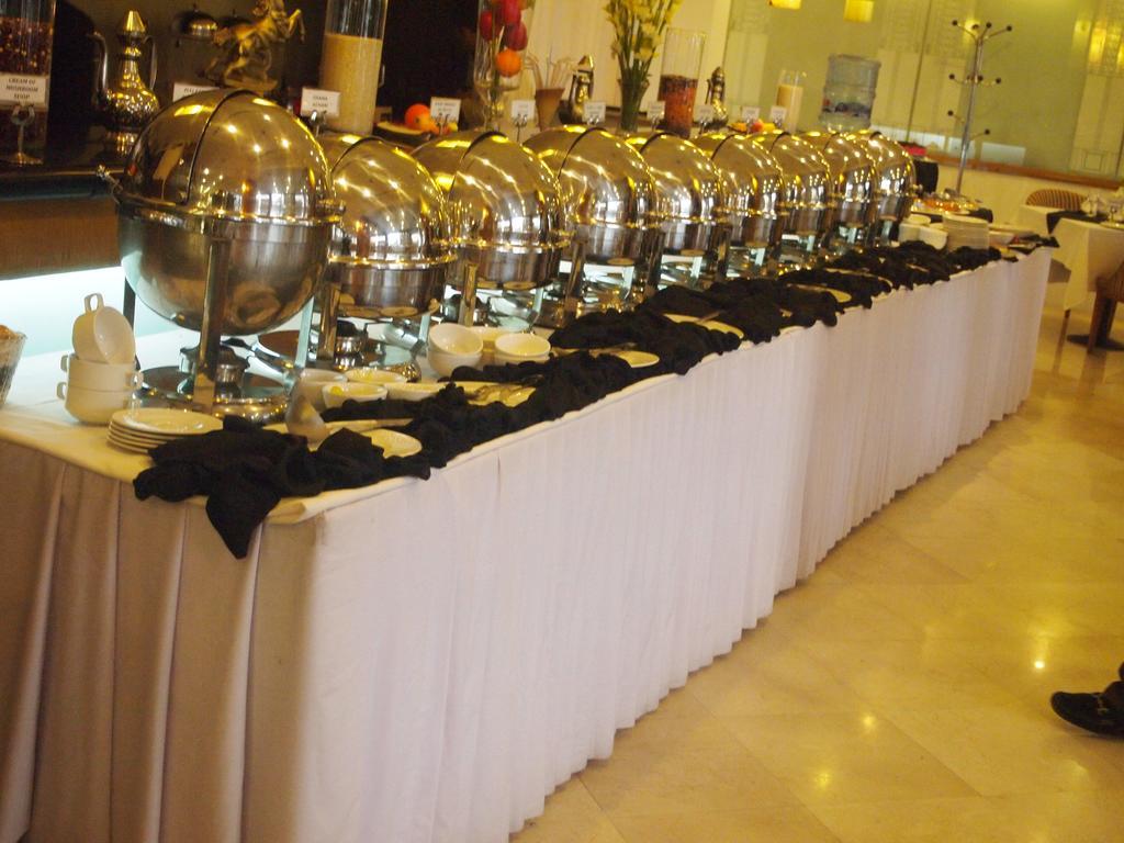 Hotel Crown Plaza איסלמאבד מראה חיצוני תמונה